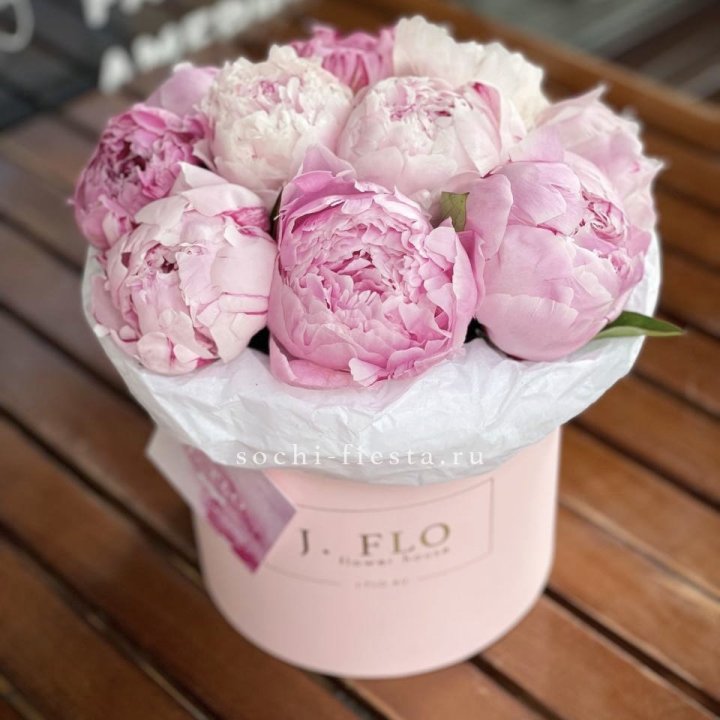 Цилиндр с пионами "Лилу" в Туле