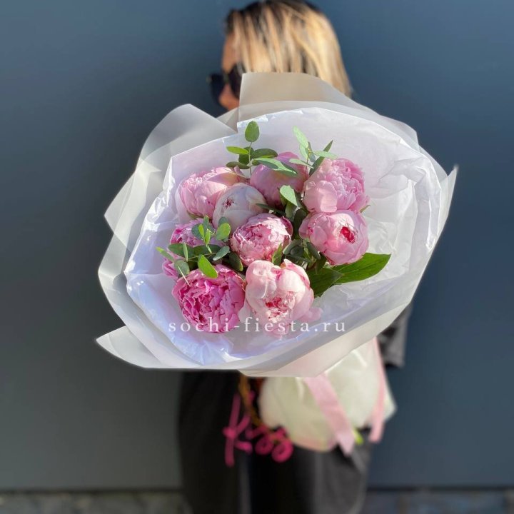 9 пионов с эвкалиптом в Туле