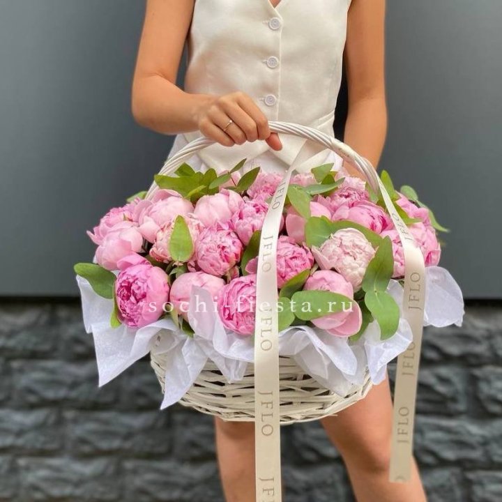 29 пионов в корзине в Туле