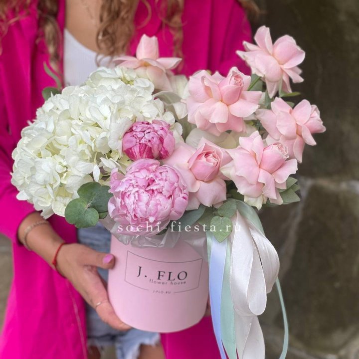 Цилиндр с пионами "Алисия" в Туле