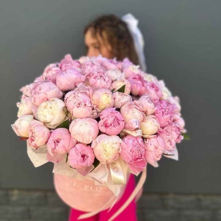 51 нежных пионов  в цилиндре в Туле