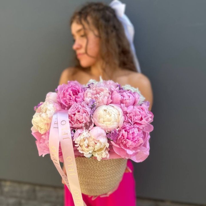 15 пионов в джутовом кашпо в Туле