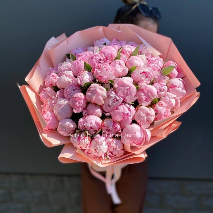 Нежный букет 51 пионов  в Туле