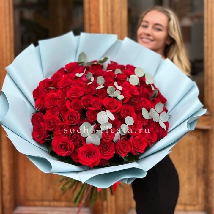 101 красная роза с эвкалиптом в Туле