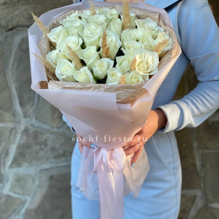 25 белых роз с сухоцветами в Туле