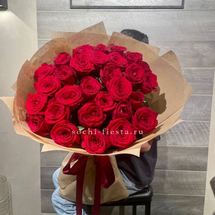 37 красных роз в крафте в Туле