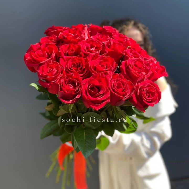 25 высоких красных роз в Туле