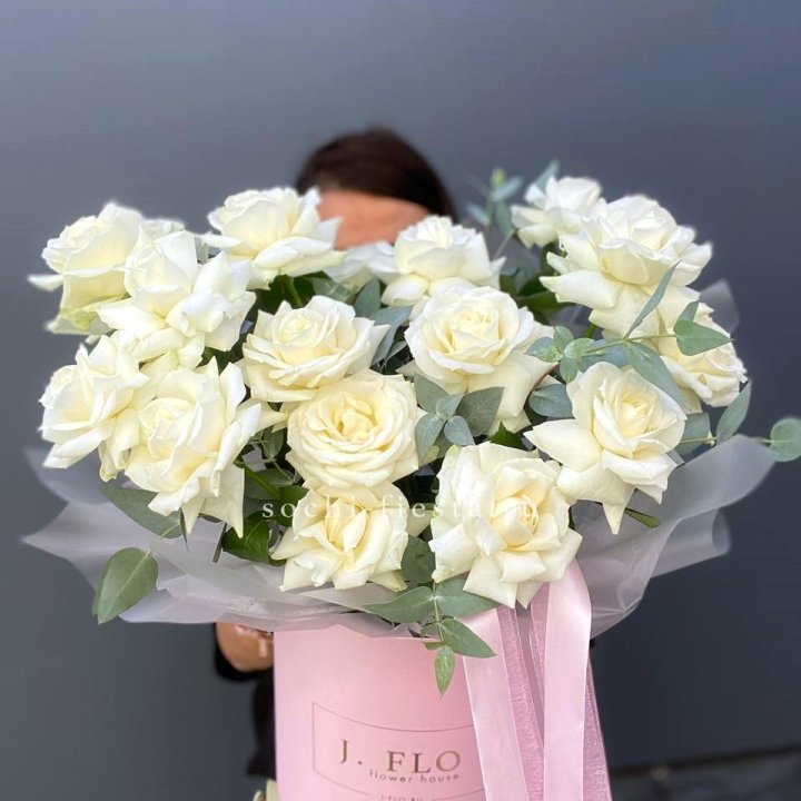 17 Французских белых роз в боксе в Туле