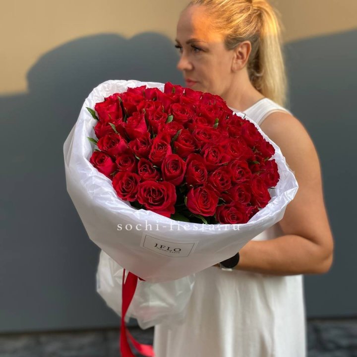 51 роза мадам ред в нежном оформлении в Туле