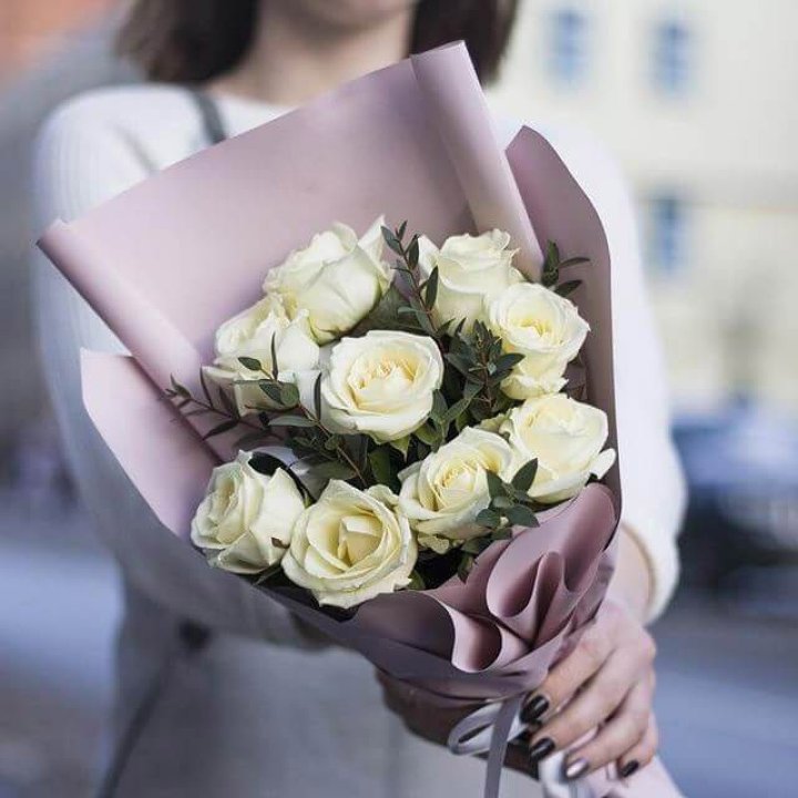9 белых  роз "Минт" в Туле