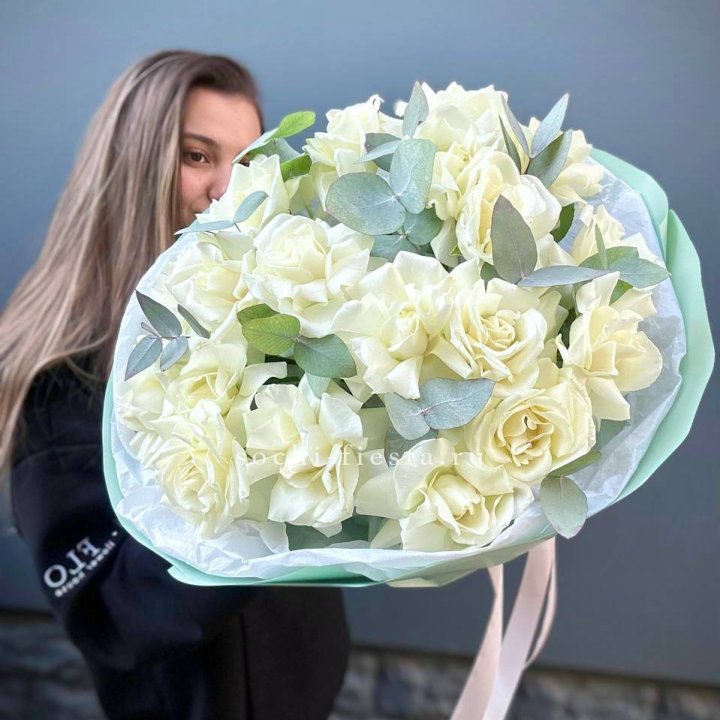 19 Белых французских роз "Ноте бьянке" в Туле