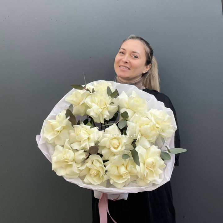 13 Белых французских роз Облако в Туле
