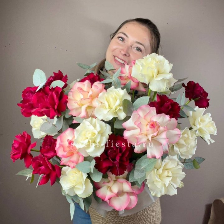 35 французских роз микс в джутовом боксе в Туле