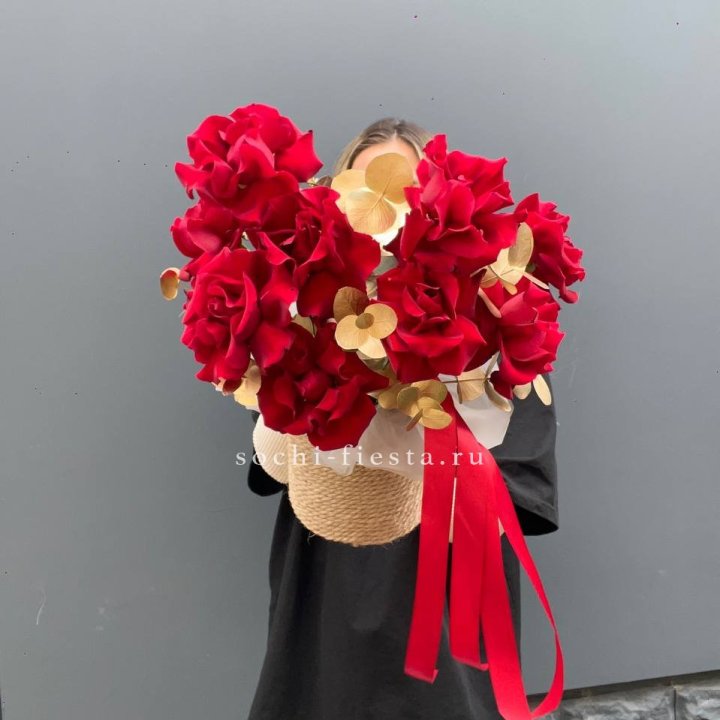 Красные французские розы в джутовом кашпо в Туле