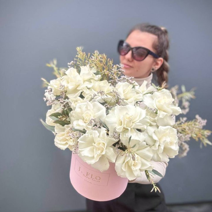 17 Французских белых роз в коробке Афина в Туле