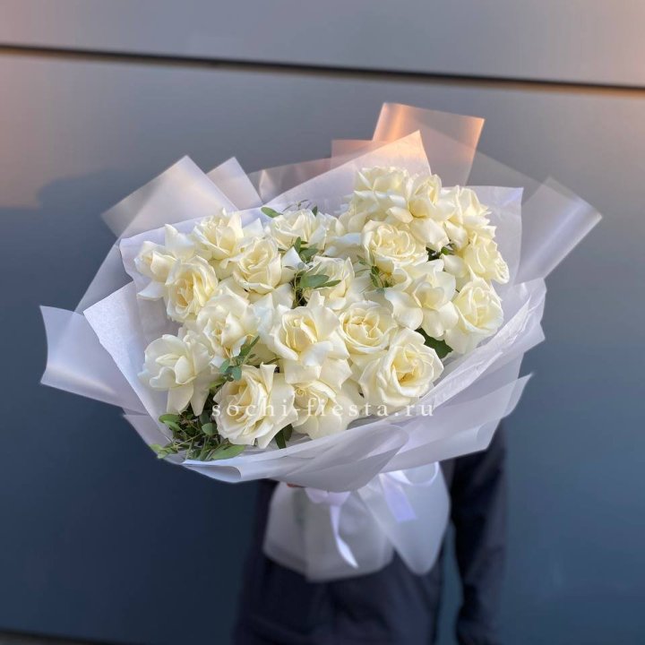 Пышный букет из белых роз в Туле