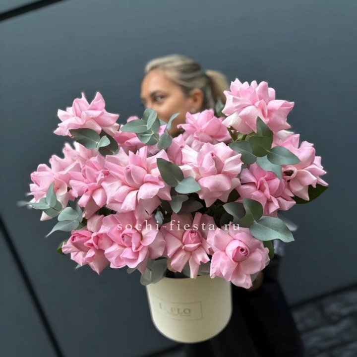 17 Розовых французских роз в боксе в Туле