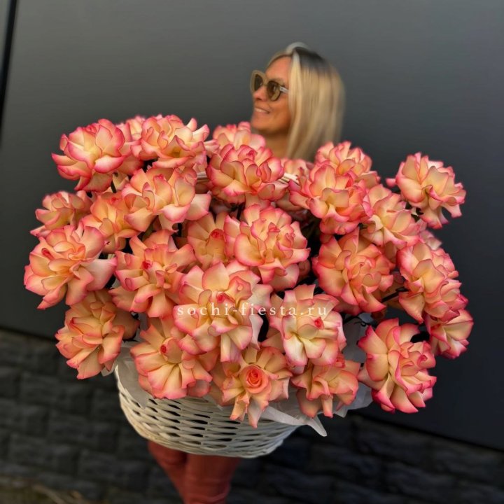 45 французских роз Джумилия в корзине в Туле