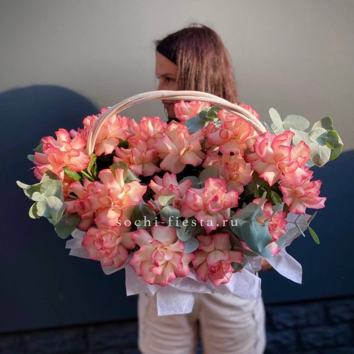 25 Французских роз Джумилия в корзине в Туле