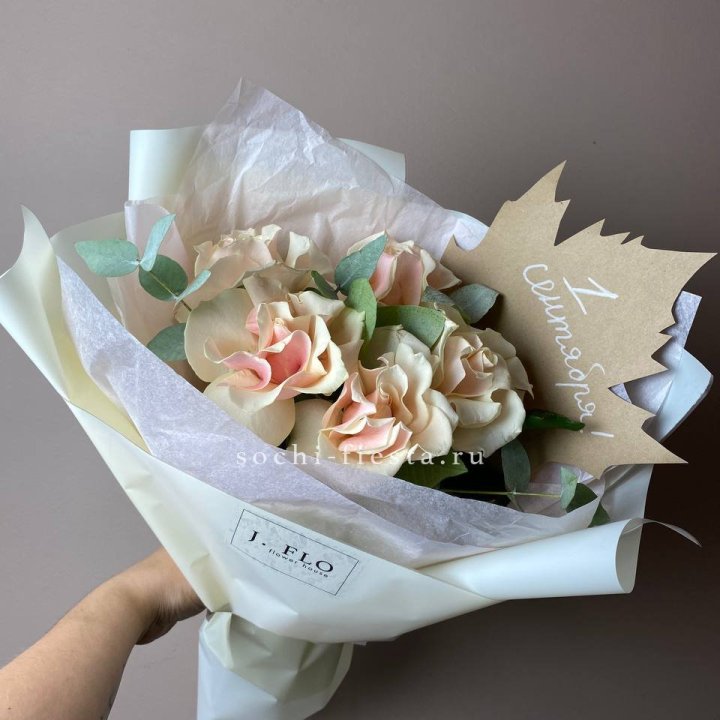 Букет кремовых роз к дню знаний в Туле