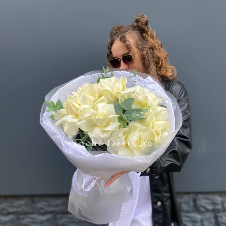 7 Белых французских роз  в Туле