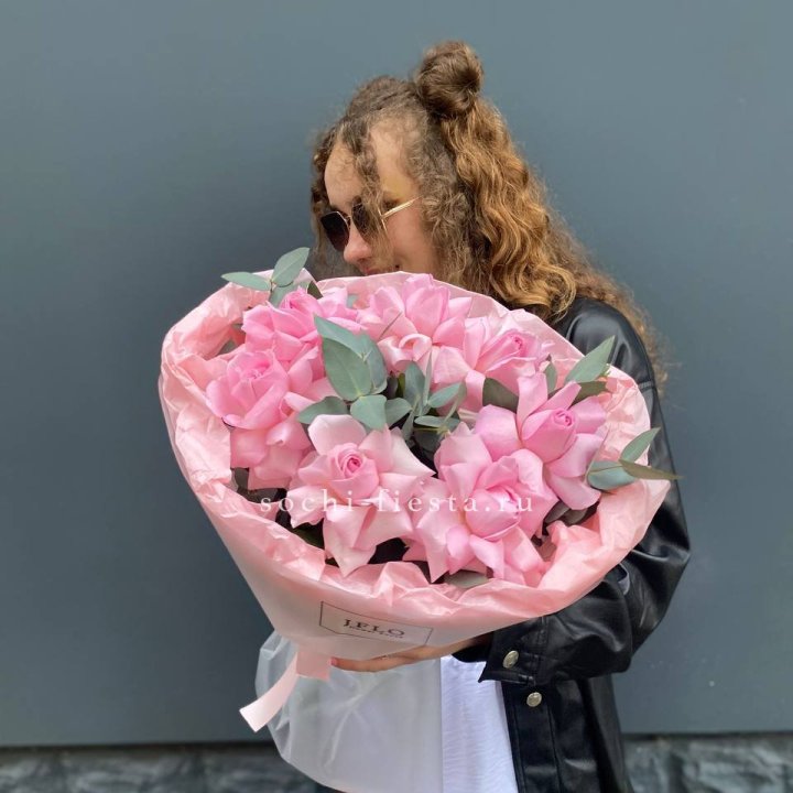 7 розовых роз в Туле