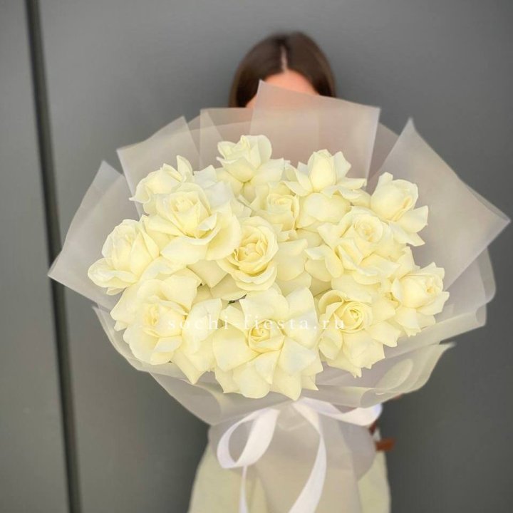 13 белых роз в Туле