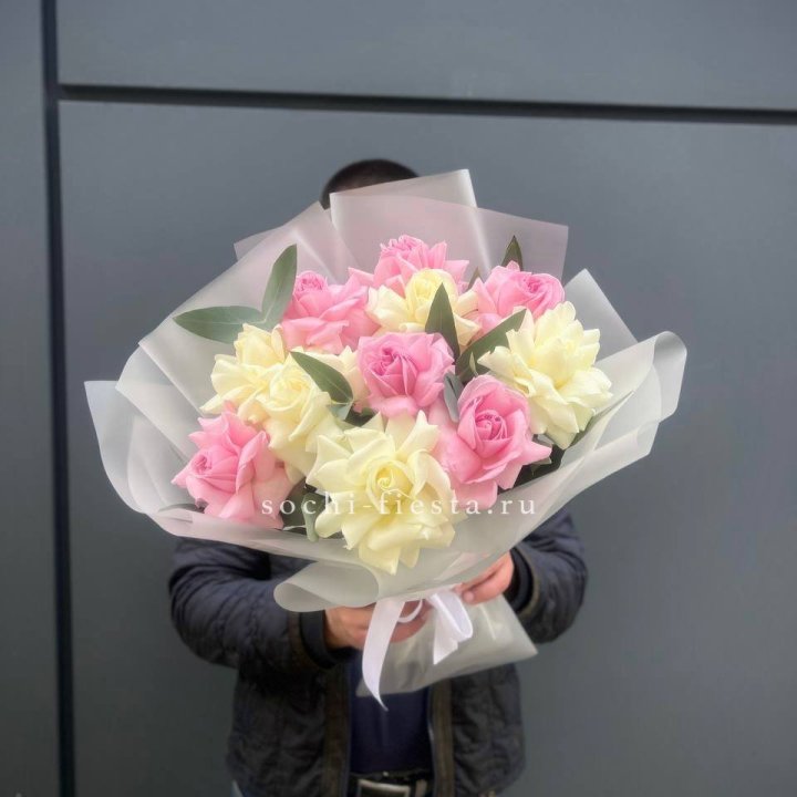 11 бело-розовых роз в Туле