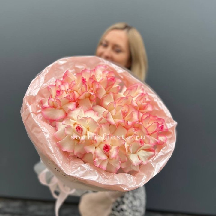 9 французских роз Джумилия в нежном оформлении в Туле