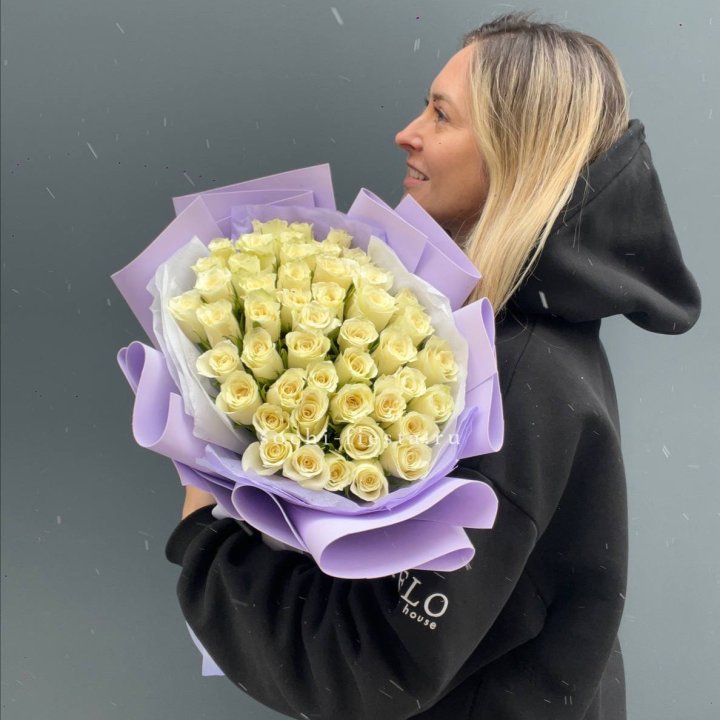 51 белая кенийская роза в оформлении в Туле