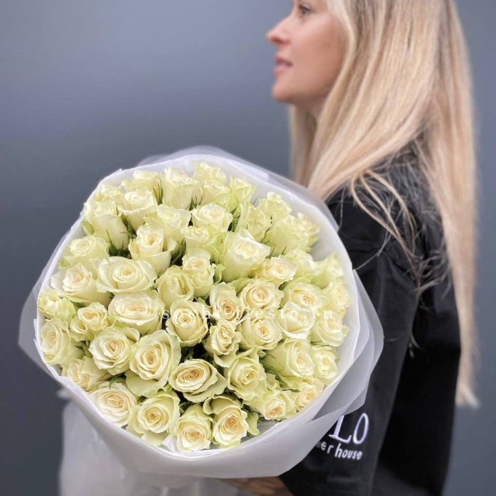 Воздушный букет из 51 белой кенийской розы в Туле