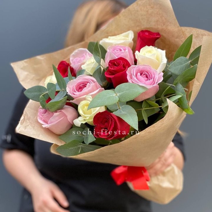 Букет из 15 роз с эвкалиптом в Туле