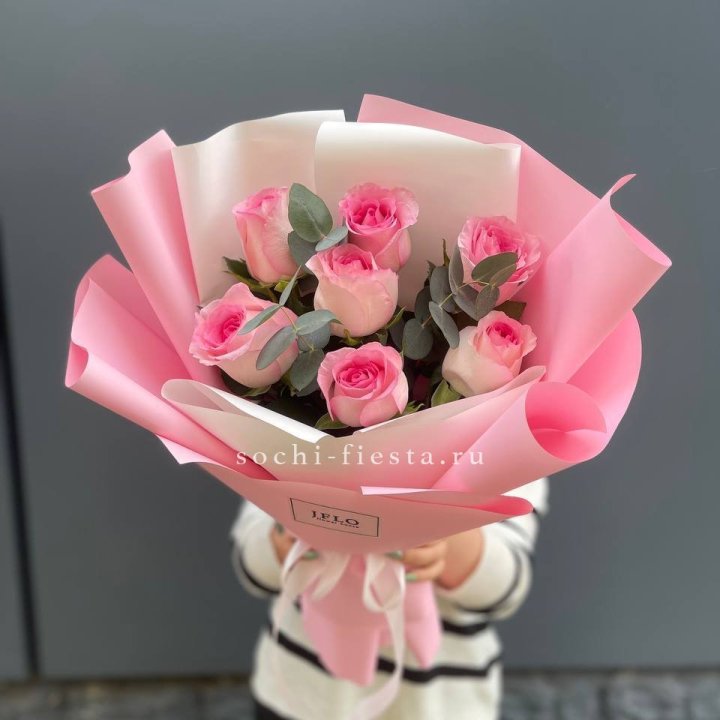 7 роз с эвкалиптом в Туле
