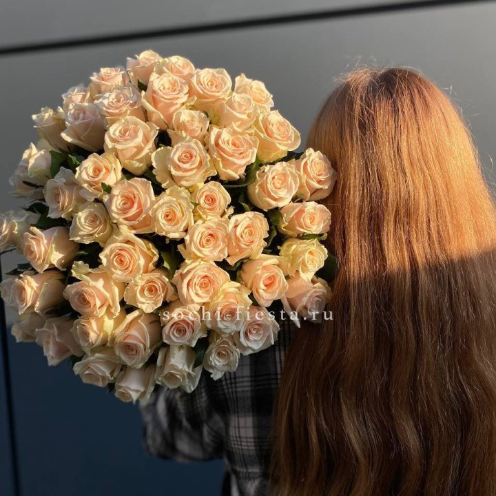 Охапка кремовых роз в Туле