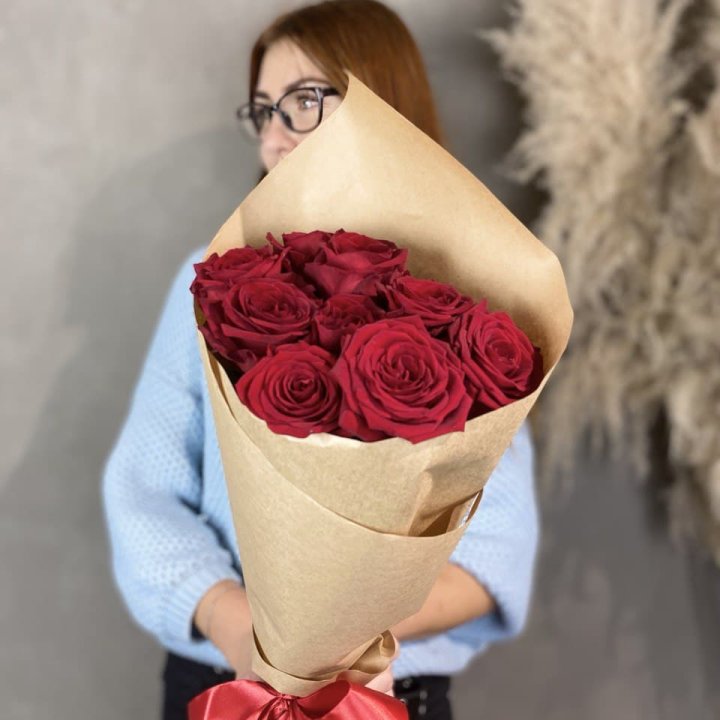 9 красных роз в крафте в Туле