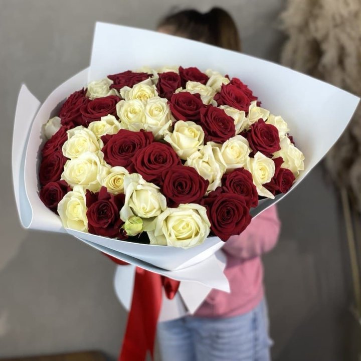 51 красная и белая роза в Туле