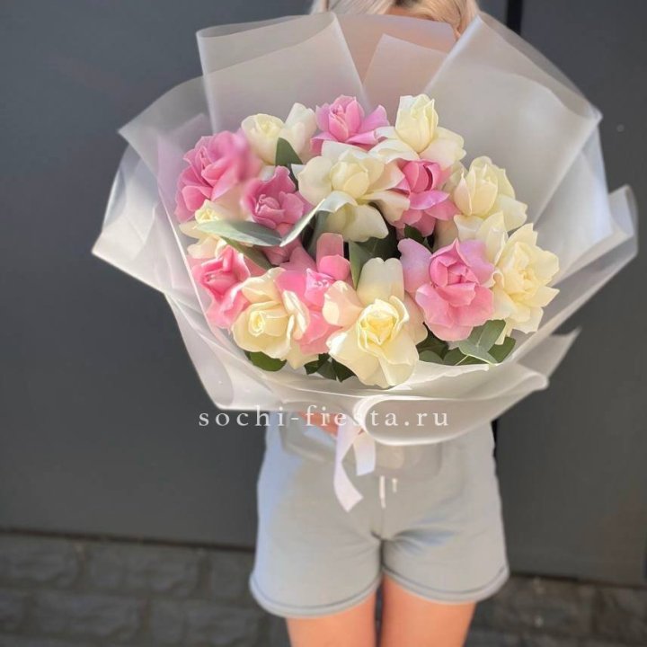 15 бело-розовых роз в Туле