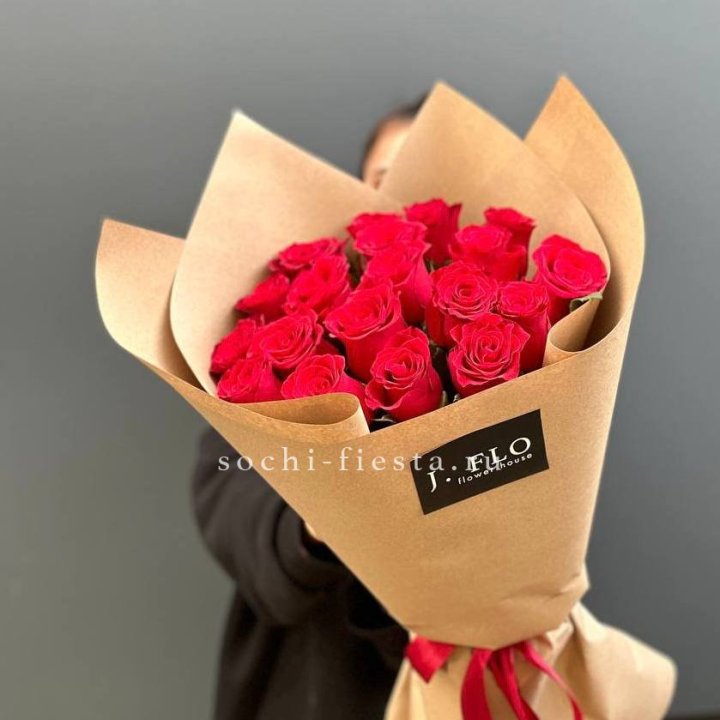 19 красных роз в крафте в Туле