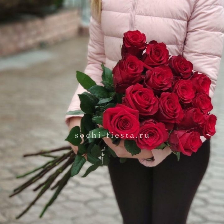 15 высоких красных роз в Туле