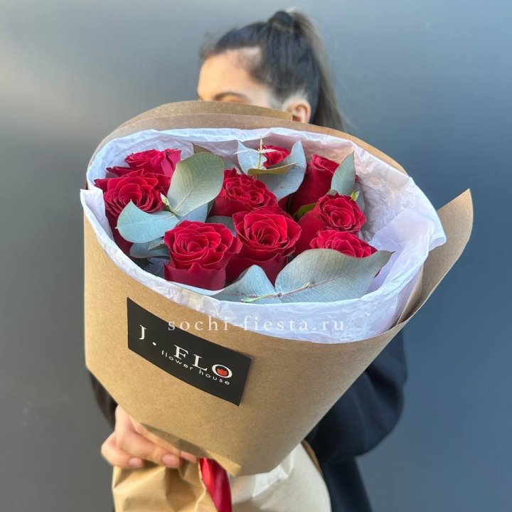 9 роз с эвкалиптом в Туле
