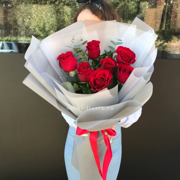 7 красных роз с эвкалиптом  в Туле