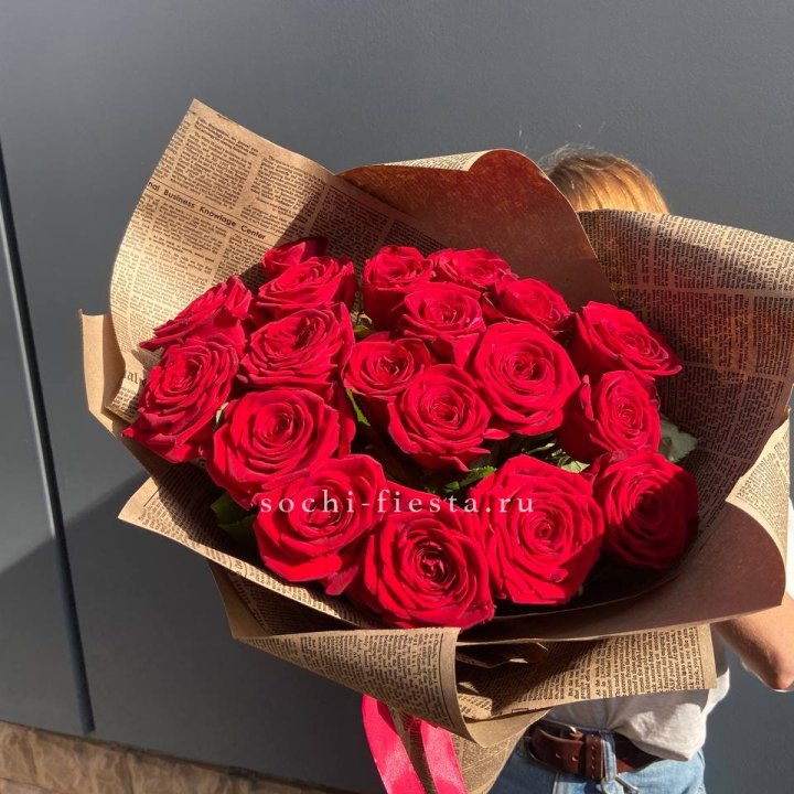 19 красных роз Леди Крафт в Туле