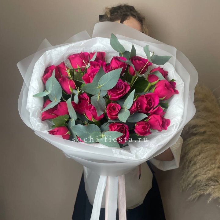 25 малиновых роз с эвкалиптом в Туле