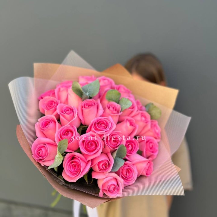 31 розовая роза с эвкалиптом в Туле