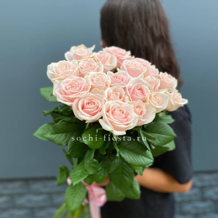 Высокие розовые розы в Туле