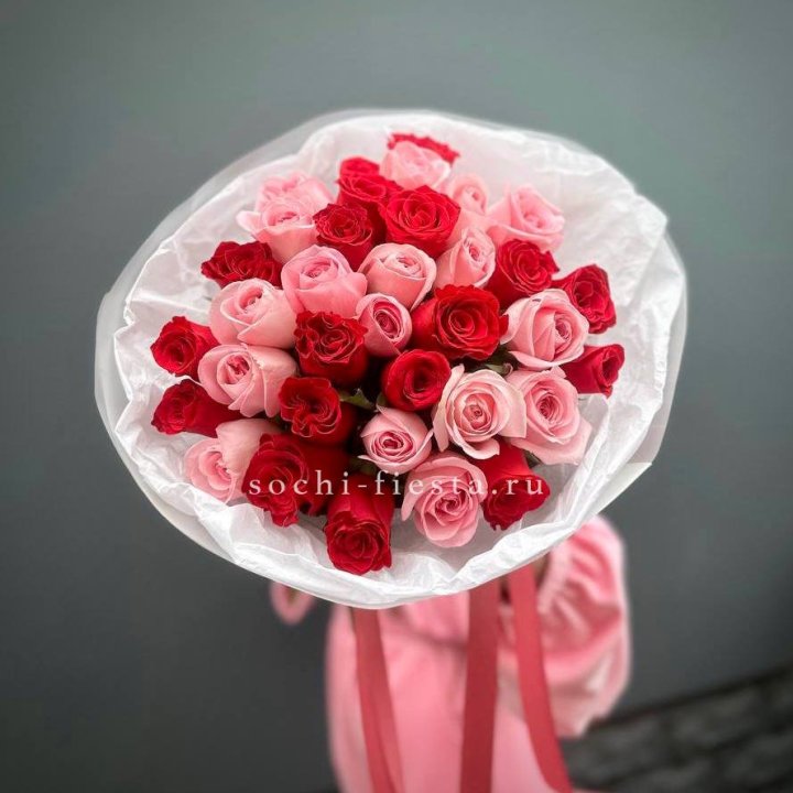 Букет красных и розовых 35 роз в Туле