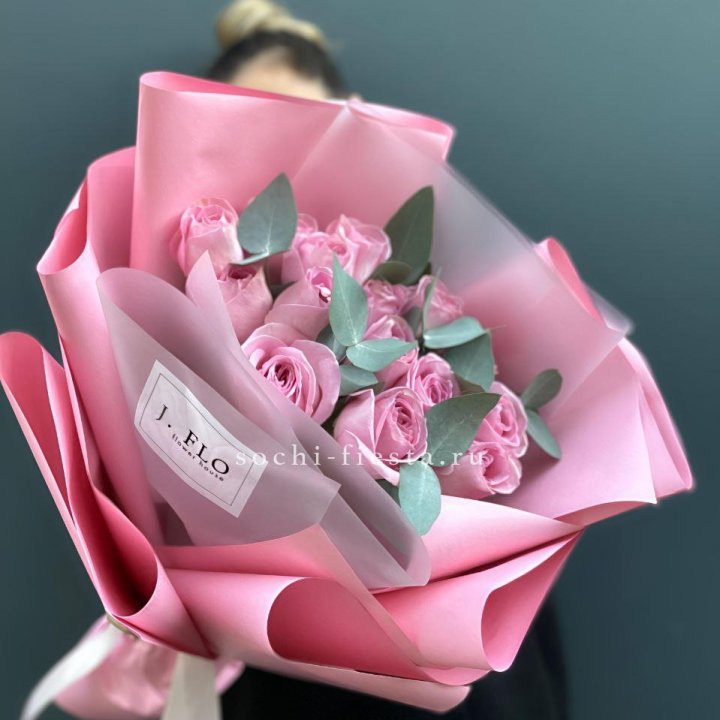 15 Розовых роз с эвкалиптом в Туле