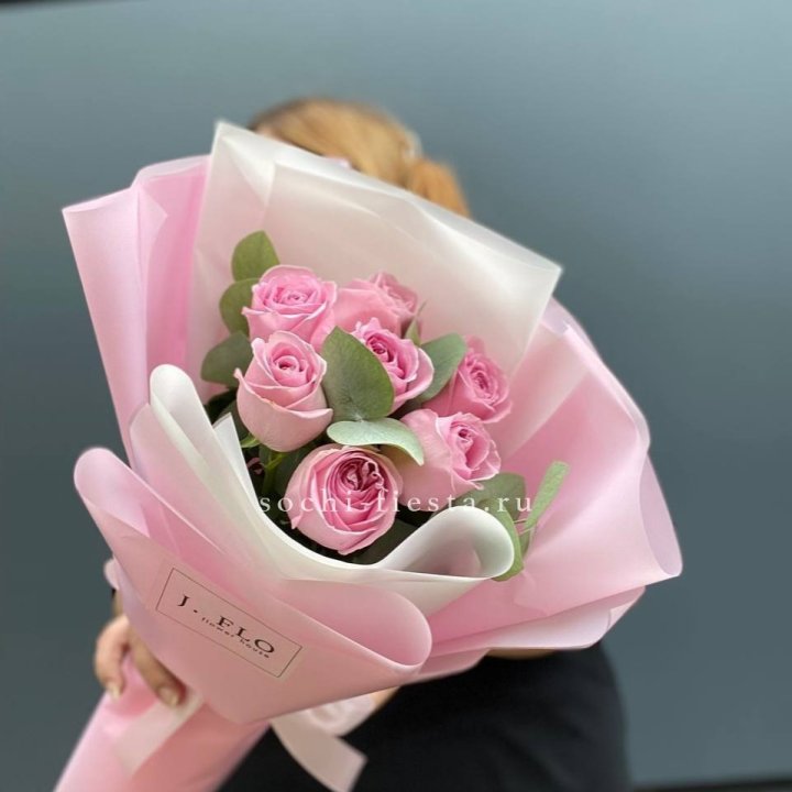 7 розовых роз с эвкалиптом в Туле