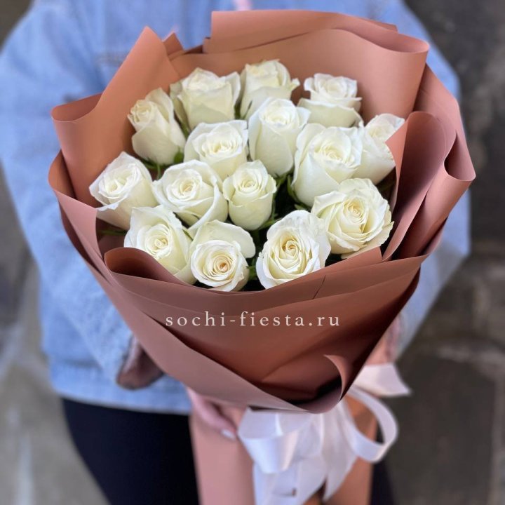 15 белых роз сиена в Туле