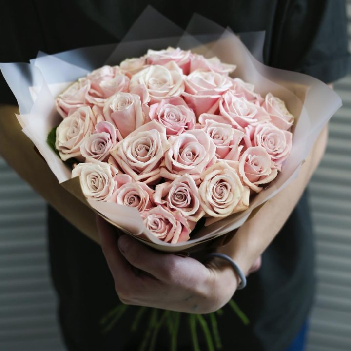 27 кремовых роз в Туле